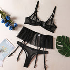 Sexy Dessous-Dreiteiler-Set mit Rock und String.